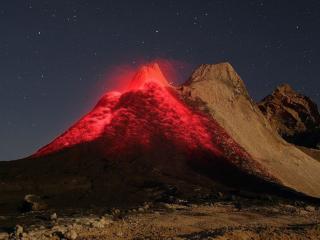 обои Вулкан в ясную ночь фото