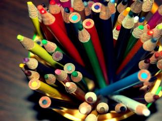 обои Разноцветные карандаши в кружке фото