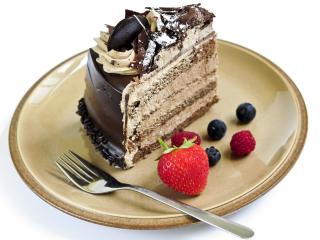 обои Кусок кремового торта и клубника,   черника и малина фото