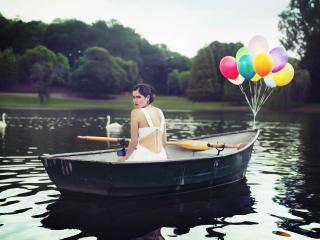 обои Девушка на лодке с шарами фото