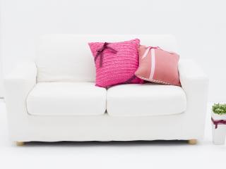 обои На белом диване две подушки с бантиками фото