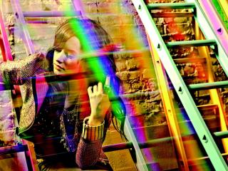 обои Спектральные блики над девушкой фото