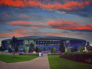 обои Вид спортивной арены на оранжево-синем закате фото