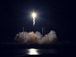 обои для рабочего стола: На космодроме запуск ракеты в ночную пору