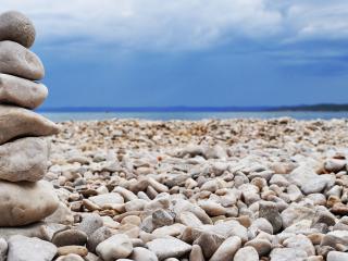 обои Выложенная горка камней у моря фото
