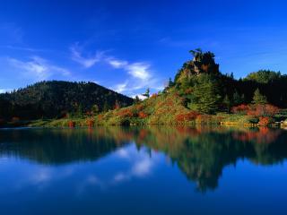 обои Красивый пейзаж ранней осени у реки фото