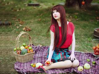 обои Японская девушка с овощами на природе фото