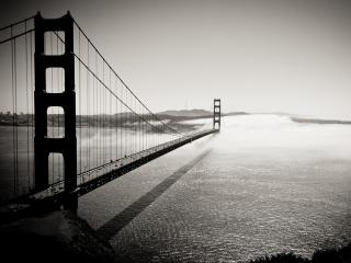 обои Огромный мост уходящий в туман фото