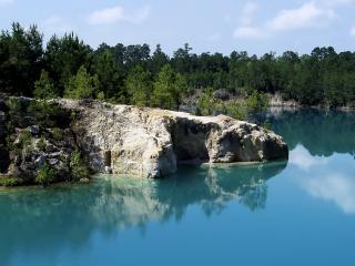 обои Каменистые берега с лесом у озера фото