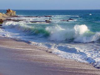 обои Волны движущиеся к берегу фото
