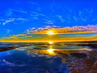 обои Желтый закат и голубое небо над морским берегом фото