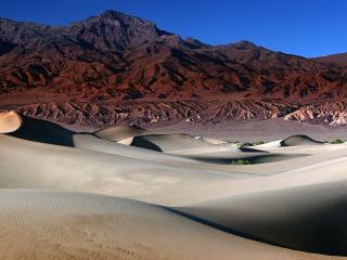 обои Песочные барханы перед горами в пустыне фото