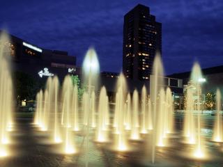 обои Подсвеченные фонтаны в вечернем городе фото