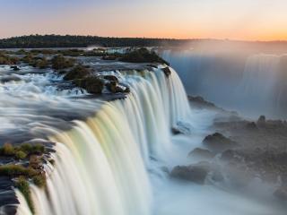 обои Пенистая вода водопада на закате дня фото