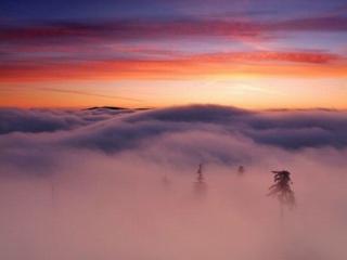 обои Рассвет и утренний туман в горах фото