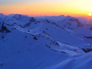 обои Закат солнца над заснеженными горами фото