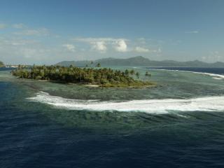 обои Тропический остров омываемый водами океана фото
