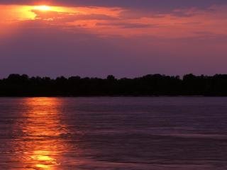 обои Отблеск солнца заходящего в реке фото