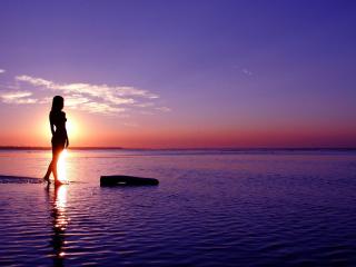 обои Девушка на ярком закате у воды фото