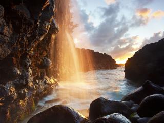 обои Водопад в лучах заходящего солнца фото