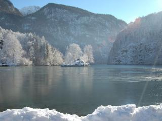 обои Замерзшее озеро зимой в горах фото