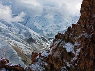 обои Высокие горы припорошенные снегом фото