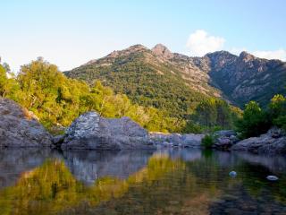 обои Озеро у горы с каменистым берегом и дном фото