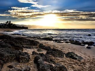 обои Берег моря с песком и камнями и закат фото