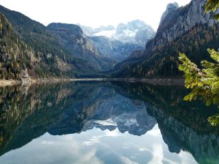 обои Зеркальное озеро в горах высоких с елями фото