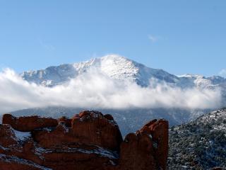 обои Туманные облака в высоких горах с заснеженной вершиной фото