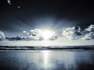обои Низкие облака и солнце над морем фото