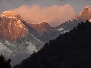 обои Вершины гор освещенные заходящим солнцем фото