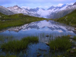 обои Озеро с зеленью высоко в горах фото