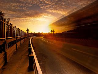 обои Дорога и тратуар освещенный солнечным закатом фото