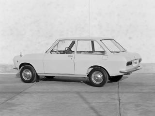 обои для рабочего стола: Datsun Sunny 2-door Sedan (B10) 1966 у стенки