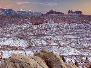 обои Рыжие горы припорошенные редким снегом фото