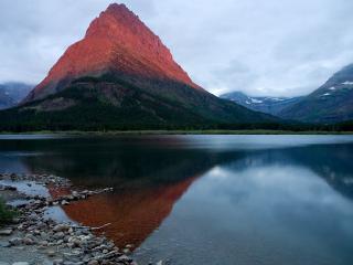 обои Вершина горы у озера чистого фото