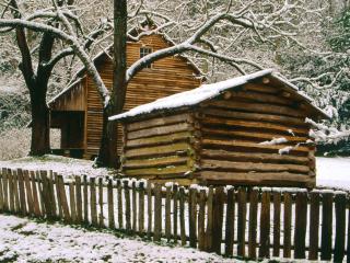 обои Одинокий деревяный дом с деревяным забором зимой фото