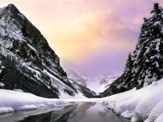 обои Незамерзшее озеро среди гор и снега фото