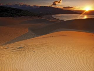 обои Песчаные барханы у озера фото