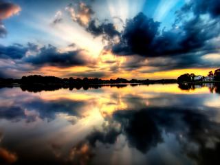 обои Темные облака и их отражение в озере фото
