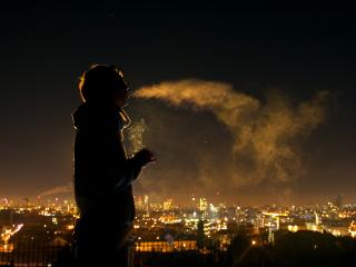 обои Дым в освещении фонарей ночного города фото