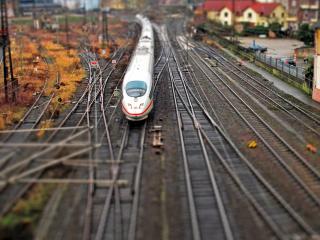 обои Скоростной состав на рельсах железной дороги фото