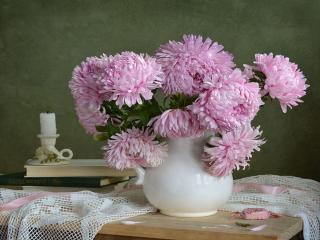 обои Розовые хризантемы в белом кувшине фото