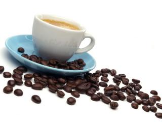 обои для рабочего стола: Чашка кофе на голубом блюдце и кофейные зерна