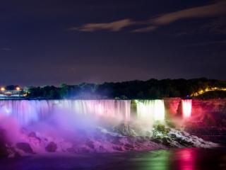 обои Разноцветный водопад на окраине города фото