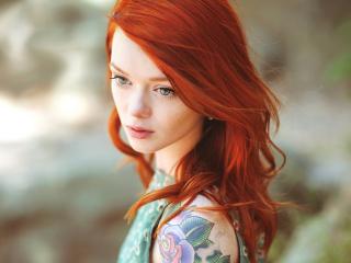 обои Девушка с рыжими волосами и татуировкой на плече в виде розы фото