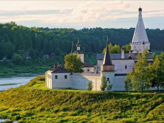 обои Монастырь на берегу реки фото