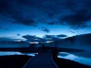 обои Вечер у деревянного мостика через речку небольшую фото