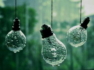 обои Висят лампочки под дождем фото